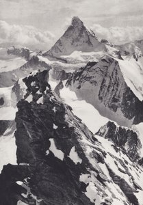 Alpes Peninos: Un gendarme en el Zinal Rothhorn (foto en blanco y negro) de Francis Sydney Smythe
