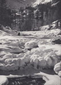 Alpes Peninos: Arroyo congelado (foto en blanco y negro)
