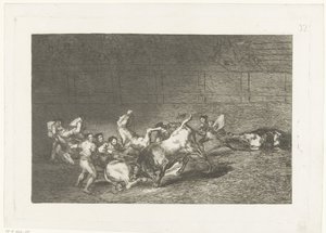 Picador steekt een lans in een stier Dos grupos de picadores arrollados de seguida por un solo toro La Tauromaquia (series title) Stierenvechten (series title) de Francisco de Goya