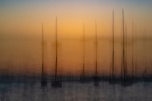 Veleros difuminados al atardecer