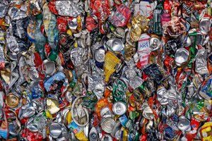 Latas aplastadas de colores vivos de Francois Casanova