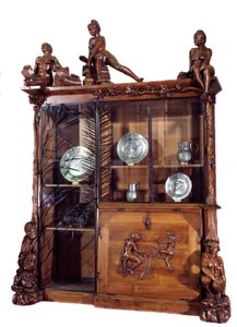 Mobiliario: librero de nogal y hierro forjado hecho por François Hubert Carabin 1890. Museo de Orsay, París de Francois Rupert Carabin
