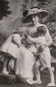 Reina Victoria de España con el Príncipe Alfonso, la Princesa María Cristina y la Princesa Beatriz de Frank Arthur Swaine