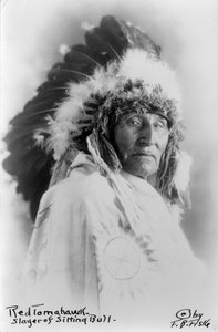 Red Tomahawk, asesino de Toro Sentado, hacia 1890-1910 (fotografía en blanco y negro) de Frank Bennett Fiske
