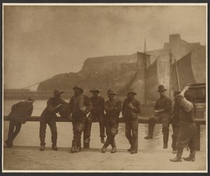 [Pescadores de Whitby en la valla del muelle] de Frank Meadow Sutcliffe