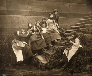 Mujeres esperando la pesca del día, Puerto de Whitby, North Yorkshire, c.1899 de Frank Meadow Sutcliffe