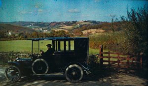 Autocromo en color temprano hacia 1916. Hombre en un coche, tal vez el fotógrafo en Inglaterra,...