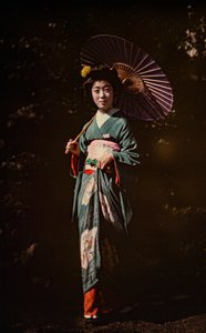 Mujer japonesa sosteniendo una sombrilla y vistiendo un kimono, autocromo temprano en color, c.1916 (foto) de Franklin Price Knott