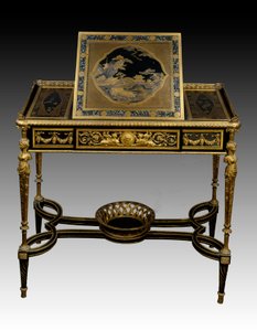 Mesa de escritura en madera lacada por Francois Remond (1747-1812) (orfebre) y Adam Weisweiler (1744-1820) en madera y bronce del gabinete de la Reina María Antonieta en Saint Cloud. 1784 París. Museo del Louvre de François Rémond