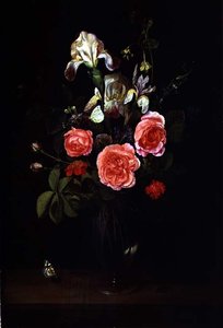 Flores en un jarrón de vidrio con una mariposa en un borde de Frans Ykens