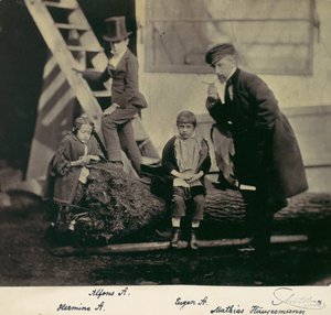 [Hermine, Alfons y Eugen Antoine y Mathias Höusermann en un árbol caído], 1850s-60s