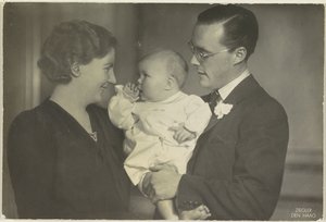 Retrato de Juliana, Reina de los Países Bajos, Bernhard van Lippe-Biesterfeld y Beatriz, Reina de los Países Bajos de Franz Ziegler