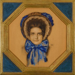 María con un sombrero (tipo capota)