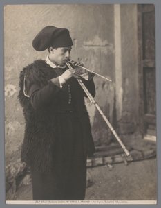 Flautista con casco Suonatore di Launeddas (título sobre objeto) S. Antioco-Sardegna (título de serie sobre objeto) de Fratelli Alinari