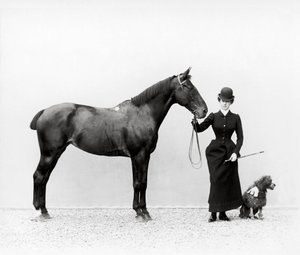 Retrato de la señorita Walsh con un caballo y un caniche en miniatura en Villa di Montefonte, en la zona de Poggio Imperiale de Florencia, c.1890