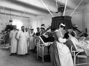 Vista de una sala del Instituto Pellizzari, en Florencia, utilizada para terapia fisioradioterapéutica, 1905