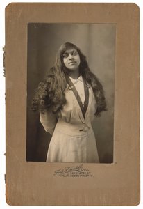 Retrato de mujer,c. 1910 (foto) de Fred S. Tisdell