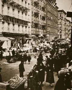 Mercado callejero en Orchard Street, Lower East Side, Nueva York, EE.UU., principios de 1930s de Frederick Bradley