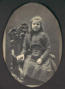 [Niña con Rizos, Sentada, Tres Cuartos de Longitud], 1890s de Frederick Gutekunst