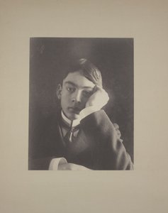 Niño en traje con la mano en la cara, c.1896