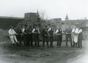 Una pitón de 20 pies de largo siendo llevada por once miembros del personal de la Sociedad Zoológica, Zoológico de Londres, 1924 de Frederick William Bond