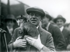Un mangabey de cresta negra, posiblemente Freckles, con su manejador, participando en una transmisión exterior desde el Zoológico de Londres, 1925 de Frederick William Bond