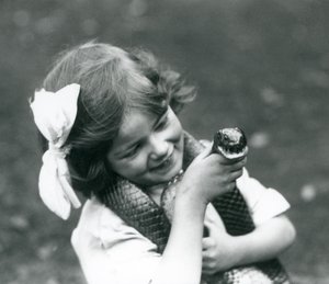 Una niña, Betty, sosteniendo una serpiente índigo oriental, Zoológico de Londres, 1924 de Frederick William Bond