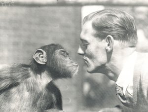 Booboo el chimpancé y John Shelly en el Zoológico de Londres, septiembre de 1927 de Frederick William Bond