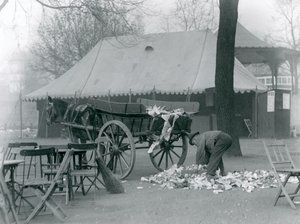 Limpieza después de un día festivo en el Zoológico de Londres en 1924 (foto en blanco y negro) de Frederick William Bond