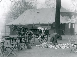 Limpieza después de un día festivo en el Zoológico de Londres en 1924 de Frederick William Bond
