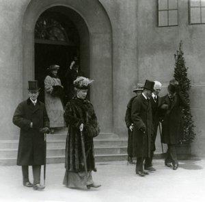 El rey Jorge V y la reina María en el acuario del zoológico de Londres, 1924 de Frederick William Bond