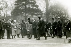 Rey Jorge V saludando a las multitudes en el Zoológico de Londres durante la inauguración del Acuario, abril de 1924