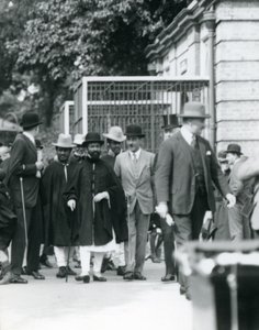 Sir Peter Chalmers Mitchell, con el Regente Etíope Haile Selassie y su Séquito, Zoológico de Londres, 1924 de Frederick William Bond