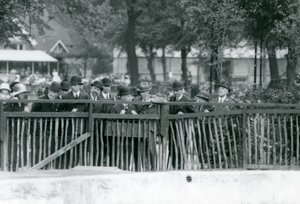 El rey de Italia, Víctor Manuel III, visitando el Zoológico de Londres en 1924 de Frederick William Bond