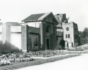 La Casa de los Reptiles en el Zoológico de Londres en 1928 con parterres formales a lo largo de los caminos hacia la entrada (foto en blanco y negro)
