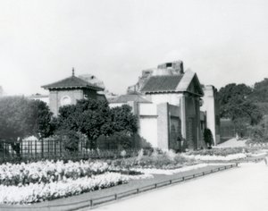 La Casa de los Reptiles en el Zoológico de Londres en 1928 con parterres formales a lo largo de los caminos hacia la entrada, Zoológico de Londres de Frederick William Bond