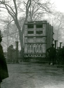 Transportando a la elefanta asiática Lukhi, en una caja de madera, zoológico de Londres, 1923
