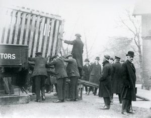 Descarga del rinoceronte indio recién llegado, Zoológico de Londres, 1924 de Frederick William Bond