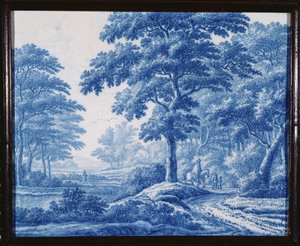 Una placa rectangular muy rara de Delft holandés azul y blanco, que representa viajeros en un camino en un paisaje boscoso de Frederik van Frijtom