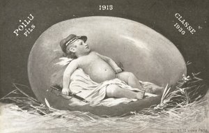 Tarjeta de Pascua de 1915 mostrando un bebé soldado armado en un huevo