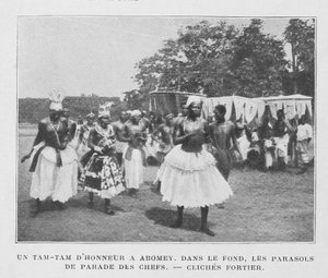 Un Tam-Tam de honor en Abomey con parasoles de los jefes en el fondo de French Photographer