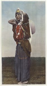 Una mujer portadora de agua en Túnez de French Photographer
