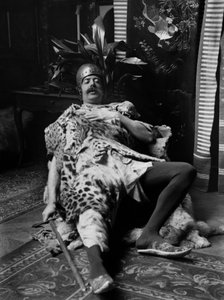 Un hombre con traje de pieles de tigre, casco y una espada en mano, teatralizando la muerte del guerrero, en la Abadía de Septfontaines, cerca de Bourmont en Haute Marne. Fotografía finales del siglo XIX. Colección Ducos