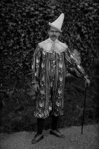 Hombre posando con un disfraz de payaso, en la Abadía de Septfontaines de French Photographer