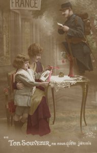 Una madre y un niño preparan una carta para su padre soldado