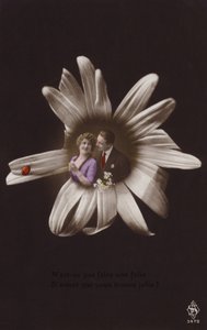 Una pareja joven en el centro de una flor con una mariquita de French Photographer