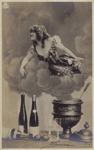 Una joven emergiendo del vapor de una sopera de French Photographer