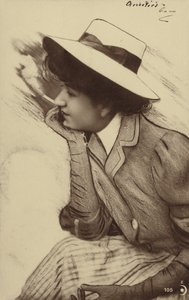 Una joven con sombrero fumando de French Photographer