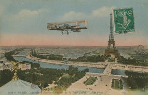 Avión sobrevolando la Torre Eiffel en París, Francia de French Photographer
