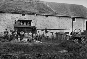 Trabajadores agrícolas y la prensa atando fardos de heno en una granja cerca de Bourmont en Haute-Marne, alrededor de 1890. Fotografía. Colección Ducos.